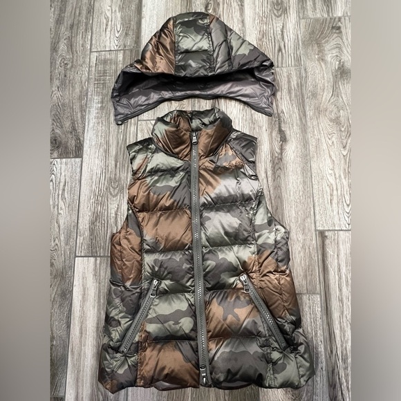 Evereve Malone Camo Vest Puffer Down Hooded Size Medium - Picture 6 of 13